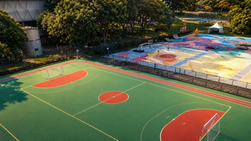 Arena esportiva com quadras de society